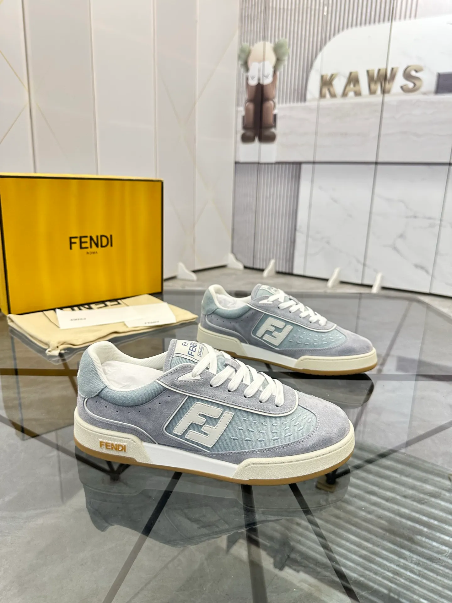Selling men's shoes 💰: 💰P620¥ Top quality Product trademark: Fendi* "Fendi*" low-top casual shoes Regular size: 35-44 (can be customized to 38.45.46) Product material: imported first-layer nubuck leather upper, breathable lining, original outsole. No.:H208